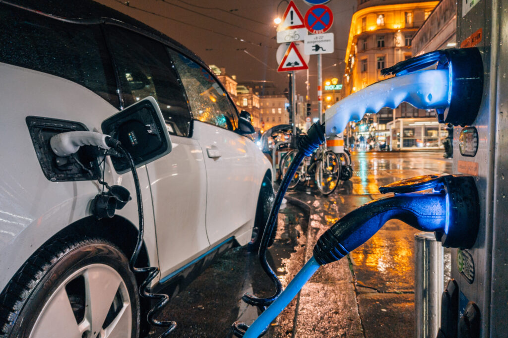 (Bild: Ivan Radic, Electric car charging (9213), CC BY 2.0.)